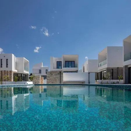Avalon 1 2 Communal Pool 빌라 파포스